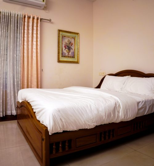 Gallery peaceful bedroom in riverside