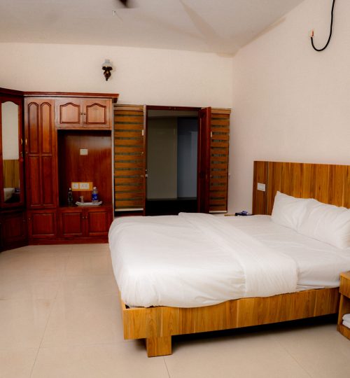 Gallery Comfortable king size bedroom at homestay family kochi